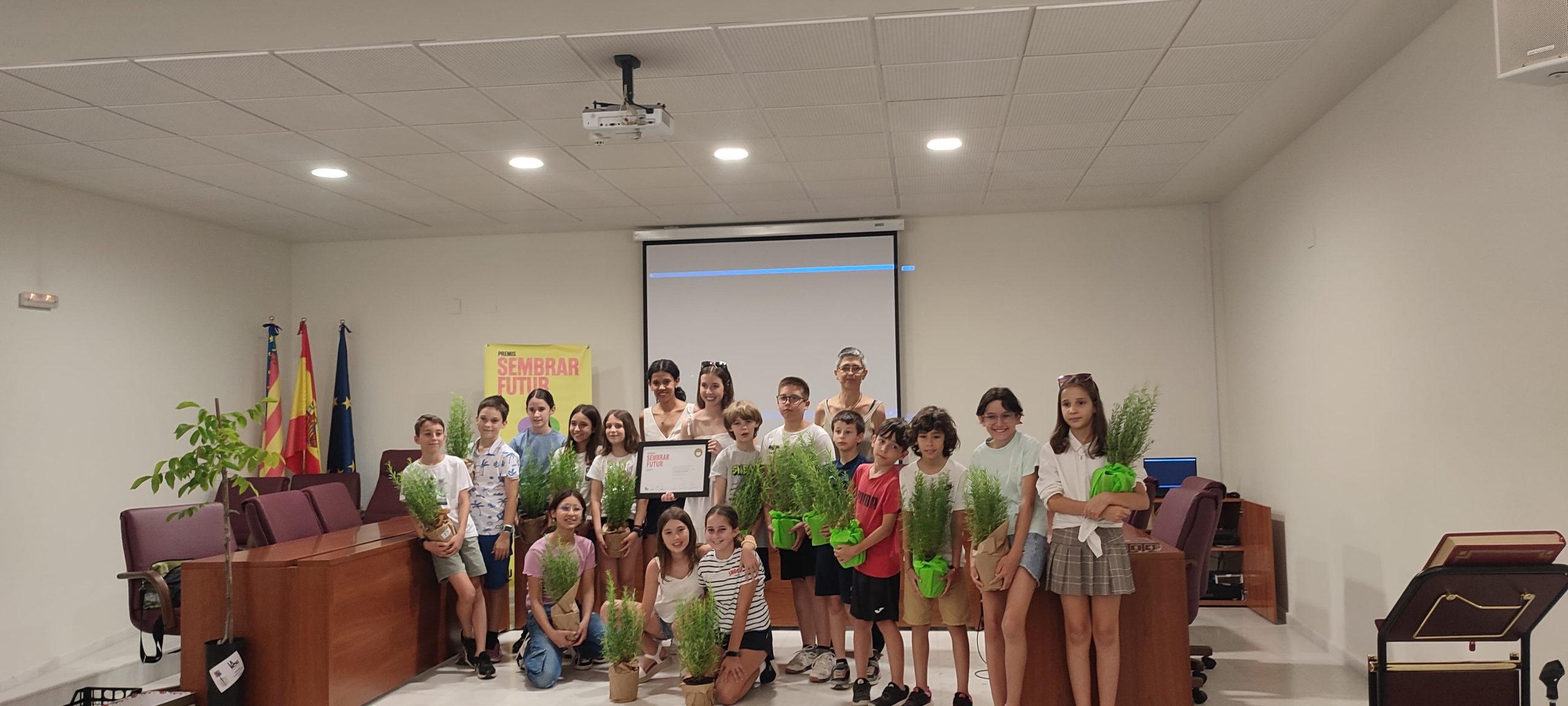 La Fundació La Nou lliurament el Segon Premi de Primària al CEIP Jaume I de Novetlè pel seu projecte “No sempre és el que pareix”