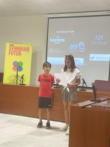 La Fundació La Nou lliurament el Segon Premi de Primària al CEIP Jaume I de Novetlè pel seu projecte “No sempre és el que pareix” 1 WhatsApp Image 2025 06 17 at 11.38.00